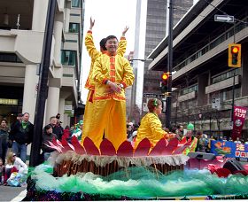 二零零八年三月十六日，温哥华法轮功学员参加当地圣派翠克节游行