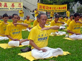 法轮功学员在演示功法