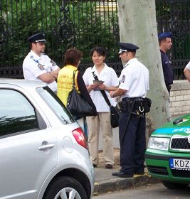 法轮功学员向警察讲真相