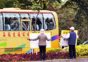 台东学员讲真相　大陆游客争睹拍照