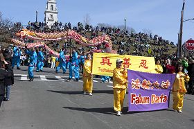 法轮功游行队伍精神抖擞，获得民众赞叹