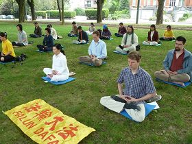 法轮功学员在中领馆前炼功