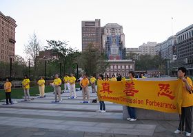 法轮功学员在美国具有历史意义的费城独立钟广场前集体炼功