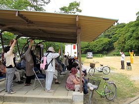 民众观看法轮功功法演示并学功