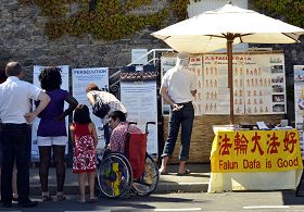 人们认真地阅读法轮功真相展板