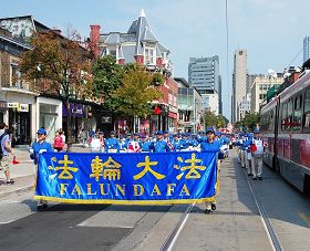 多伦多天国乐团参加社区大游行