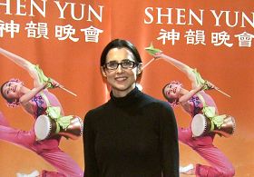 来自加拿大西部的女高音歌唱家阿德莉娅‧麦卡洛克为神韵歌唱家的演唱所感动