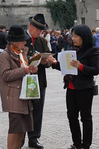 奥地利萨尔斯堡老城市中心广场上，人们纷纷签名谴责中共活摘器官暴行