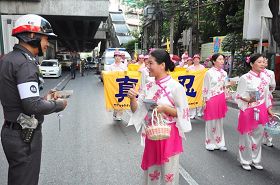 '法轮功学员向执勤警察赠送莲花'