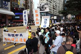 游行队伍经过港岛区最繁华的铜锣湾，吸引大批市民及中外游客观看。