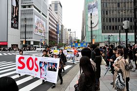 日本法轮功学员游行纪念“四•二五”，经过东京繁华街头，许多市民驻足观看