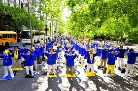 五月十一日两千多名法轮功学员在联合国大厦前的哈玛绍广场集体炼功