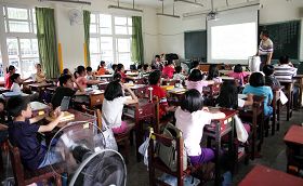 法轮大法小弟子由在小学任教的小组长引导交流发正念及学法的重要。