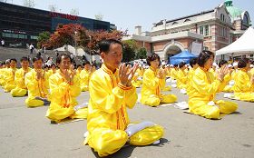 祥和整齐的炼功场面