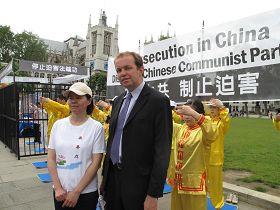 '英国国会议员大卫·伯罗斯（David Burrowes MP）与他的法轮功学员选民在集会现场再次相遇'