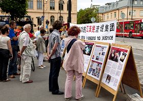 人们在展板前了解法轮功真相