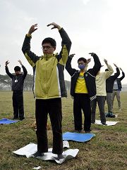 参加台湾青年学员交流会的法轮功学员早晨炼功