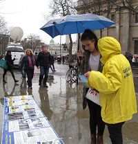 '在伦敦圣马丁广场，英国民众在雨中仍踊跃地在给国会议员的请愿信上签名'