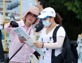 陆客正专心看着真相展版、《九评》特刊，“三退保平安”等讯息。