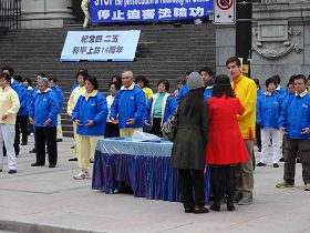 部份温哥华法轮功学员在市中心举行大型炼功活动纪念四二五