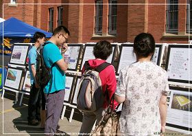 图3：卡尔加里国庆日，介绍法轮功的真相展板吸引了众多游人