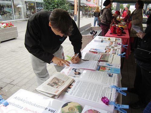 '人权关注日上人们签名支持反迫害'