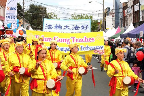 法轮功学员表演传统腰鼓