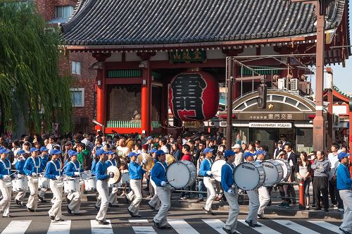 游行队伍通过雷门，很多大陆游客拥在路旁观看