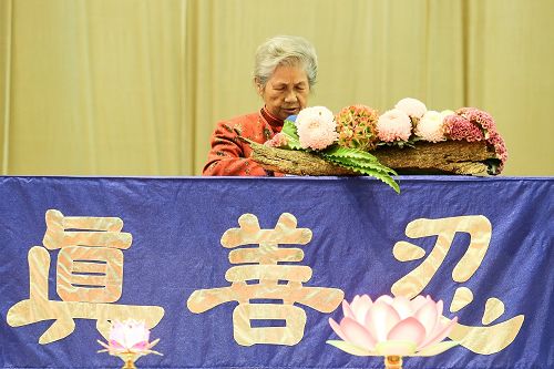 范金妹女士每天风雨无阻到景点讲真相。