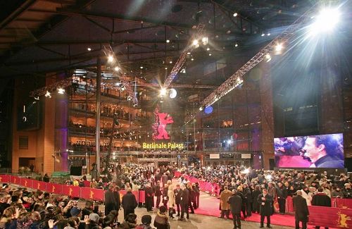 '图1：神韵在柏林波茨坦广场剧院（Stage Theater am Potsdamer Platz）——欧洲最重要的三个电影节之一的“柏林电影节”的主会场上演'