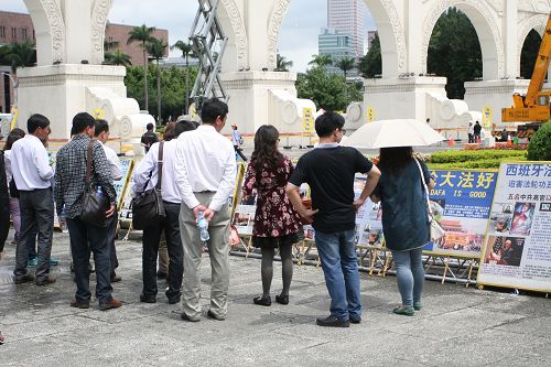 大陆、香港、马来西亚、新加坡游客，驻足在真相图片前观看