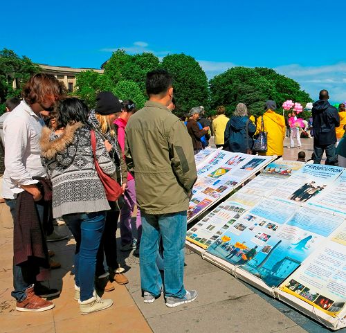 图6-7：广场上的中西方民众观看展板，了解中共迫害法轮功的真相。