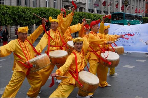 爱尔兰法轮功学员庆祝第十五届法轮大法日