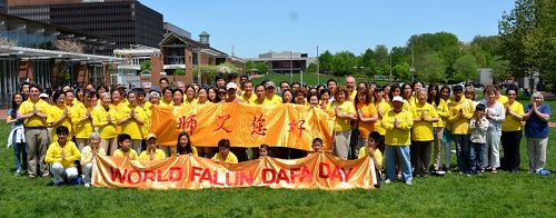 图1：美国费城法轮功学员于独立宫广场庆祝法轮大法日并祝师尊生日快乐