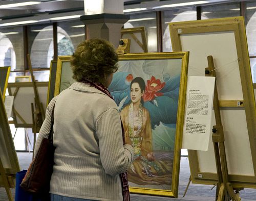 西澳大学师生认真观赏真善忍国际美展