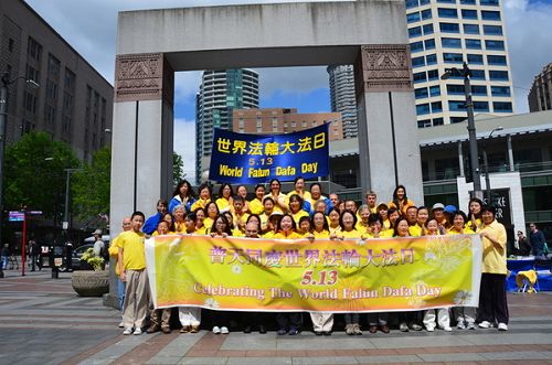 西雅图法轮功学员庆祝法轮大法日。