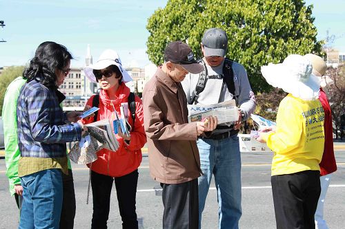 民众听法轮功学员讲真相