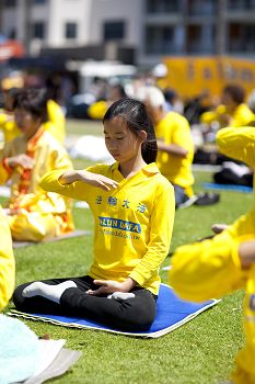 大洛杉矶地区学员集体大炼功，庆祝世界法轮大法日