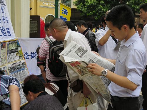 大陆民众收到报纸后，马上打开阅读