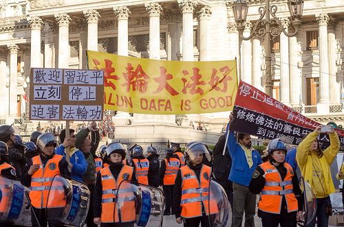 阿根廷防暴警察为了保护法轮功学员，将中共打手特务和法轮功学员分开