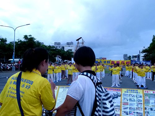 8，民众观看展板，了解法轮功真相