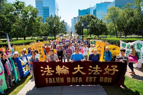 图：1-2：二零一四年八月二十四日，继加拿大法会后的第二天，一千多名法轮功学员和支持者在多伦多的省政府广