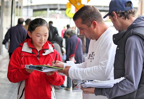 明真相的当地民众签名支持法轮功反迫害