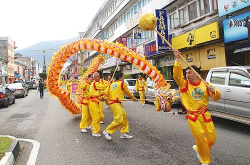 法轮功游行队伍参加“和平之旅”盛大游行环绕整个太平市镇