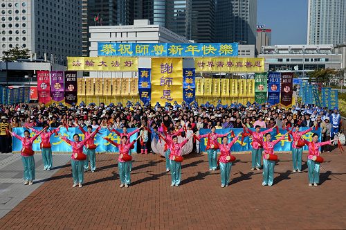 腰鼓队表演，恭贺师父新年好。