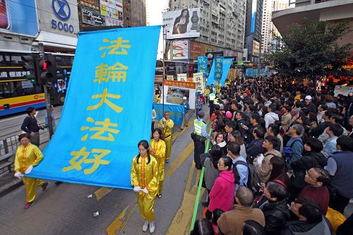 游行队伍浩浩荡荡的行进，传扬法轮大法的美好。