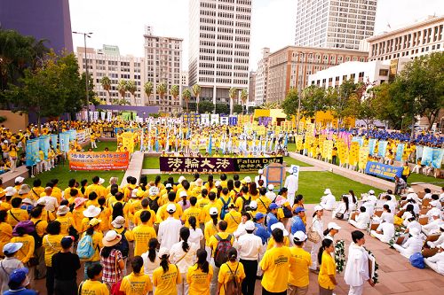 十月十五日上午，法轮功学员在洛杉矶市中心潘兴广场（Pershing Square）举行大型集会，呼吁制止迫害、法办迫害元凶江泽民。