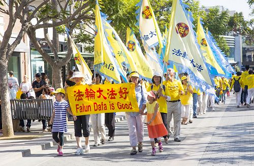 图13-14：在洛杉矶圣塔莫尼卡海滩码头繁华的第三街举行游行，呼吁更多民众关注