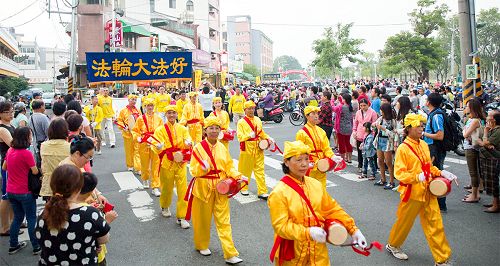 图6：活泼亲切的腰鼓队，带来喜气，民众倍感亲切