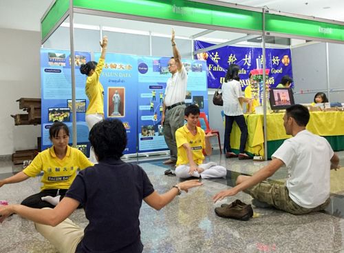 图4-6：有缘人当场学炼法轮功